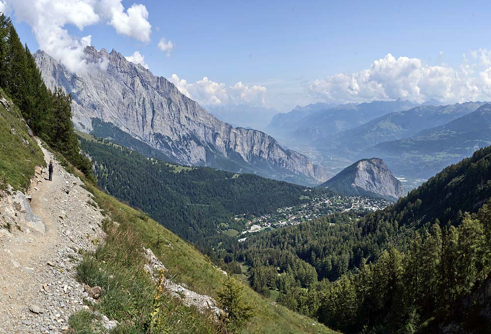 Bergpfad mit Blick auf Gebirge, Tal und Dorf
