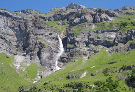 Wasserfall stürzt über Felsen